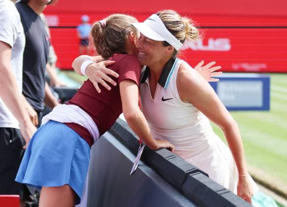 Sport Bilder des Tages HSBC Tennis Championships, Day Six, Semi Finals, Queens Club, London, UK - 14 Jun 2025 Tatjana Maria (GER) celebrates with her Daughter following the win in her Semi Final match against Madison Keys (USA) in the 2025 HSBC Championships at Queens Club London Queens Club London GBR, UK NEWSPAPERS OUT Copyright: xMarkxGreenwoodx