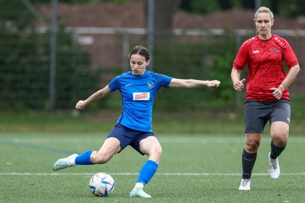 Elma Tanudjaja SC Victoria Hamburg, 15 on the ball, single picture, full body, action, action, game scene, 15 06 2025, Bremen Germany , Soccer, promotion round Regionalliga Nord Women, FC Union 60 SC Victoria Hamburg xobx