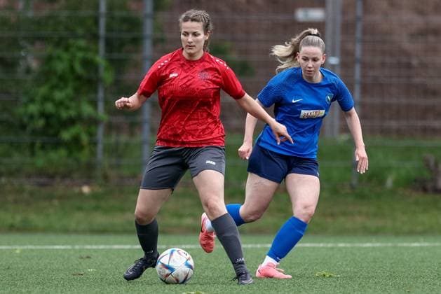 from left Nele Düll FC Union 60 Bremen, 19 and Jara Schofeld SC Victoria Hamburg, 18 in duel, duel, dynamics, action, action, match scene, 15 06 2025, Bremen Germany , Soccer, Promotion round Regionalliga Nord Women, FC Union 60 SC Victoria Hamburg xobx