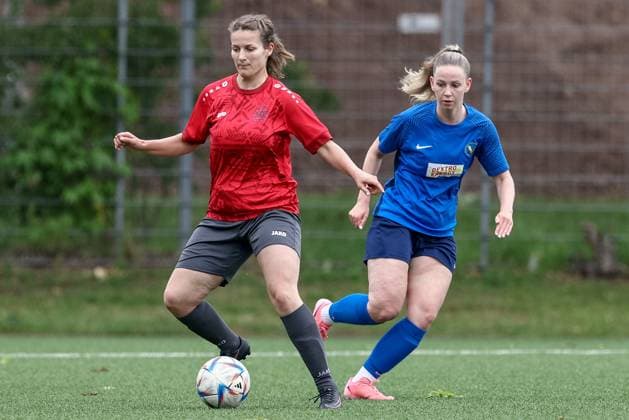 from left Nele Düll FC Union 60 Bremen, 19 and Jara Schofeld SC Victoria Hamburg, 18 in duel, duel, dynamics, action, action, match scene, 15 06 2025, Bremen Germany , Soccer, Promotion round Regionalliga Nord Women, FC Union 60 SC Victoria Hamburg xobx