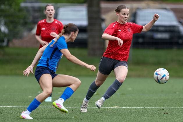 from left Finja Paape SC Victoria Hamburg, 17 and Johanna Ellerhorst FC Union 60 Bremen, 10 in duel, duel, dynamics, action, action, match scene, 15 06 2025, Bremen Germany , Soccer, Promotion round Regionalliga Nord Women, FC Union 60 SC Victoria Hamburg xobx