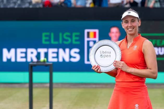 2025-06-15 2025 Libema Open Grass Court Championships ROSMALEN, NETHERLANDS - JUNE 15: Elise Mertens of Belgium celebrating her sides win with the trophy during Day Seven of 2025 Libema Open Grass Court Championships at Autotron on June 15, 2025 in Rosmalen, Netherlands. Rosmalen Autotron Netherlands Content not available for redistribution in The Netherlands directly or indirectly through any third parties. Copyright: xJorisxVerwijstx