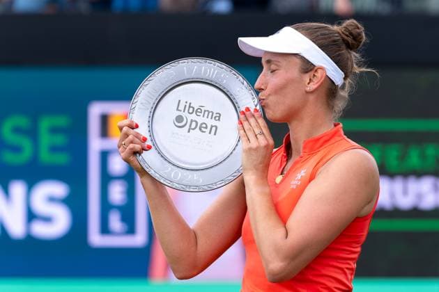 Sport Bilder des Tages 2025-06-15 2025 Libema Open Grass Court Championships ROSMALEN, NETHERLANDS - JUNE 15: Elise Mertens of Belgium celebrating her sides win with the trophy during Day Seven of 2025 Libema Open Grass Court Championships at Autotron on June 15, 2025 in Rosmalen, Netherlands. Rosmalen Autotron Netherlands Content not available for redistribution in The Netherlands directly or indirectly through any third parties. Copyright: xJorisxVerwijstx