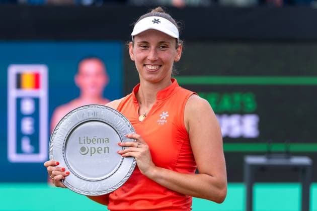 2025-06-15 2025 Libema Open Grass Court Championships ROSMALEN, NETHERLANDS - JUNE 15: Elise Mertens of Belgium celebrating her sides win with the trophy during Day Seven of 2025 Libema Open Grass Court Championships at Autotron on June 15, 2025 in Rosmalen, Netherlands. Rosmalen Autotron Netherlands Content not available for redistribution in The Netherlands directly or indirectly through any third parties. Copyright: xJorisxVerwijstx