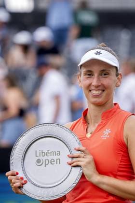 DEN BOSCH - Elise Mertens (BEL) shows the scale for winning the Libema Open tennis tournament. The grass tournament is part of the ATP, Tennis Herren and WTA, Tennis Damen circuit. ANP SANDER KING xVIxANPxSportx xxANPxIVx 529948760 originalFilename: 529948760.jpg