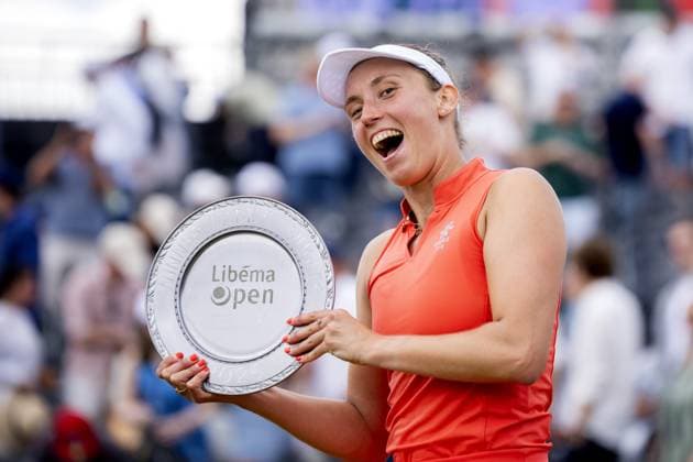 Bilder des Jahres 2025, Sport 06 Juni Sport Themen der Woche KW24 Sport Bilder des Tages DEN BOSCH - Elise Mertens (BEL) kisses the scale for winning the Libema Open tennis tournament. The grass tournament is part of the ATP, Tennis Herren and WTA, Tennis Damen circuit. ANP SANDER KING xVIxANPxSportx xxANPxIVx 529948919 originalFilename: 529948919.jpg