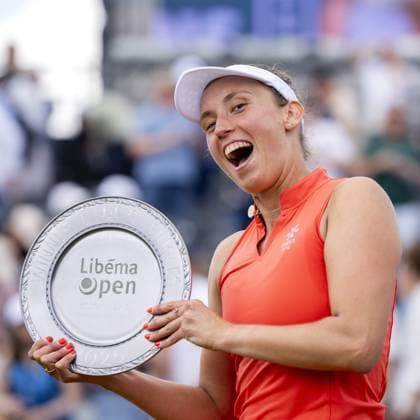 DEN BOSCH - Elise Mertens (BEL) shows the scale for winning the Libema Open tennis tournament. The grass tournament is part of the ATP, Tennis Herren and WTA, Tennis Damen circuit. ANP SANDER KING xVIxANPxSportx xxANPxIVx 529948928 originalFilename: 529948928.jpg