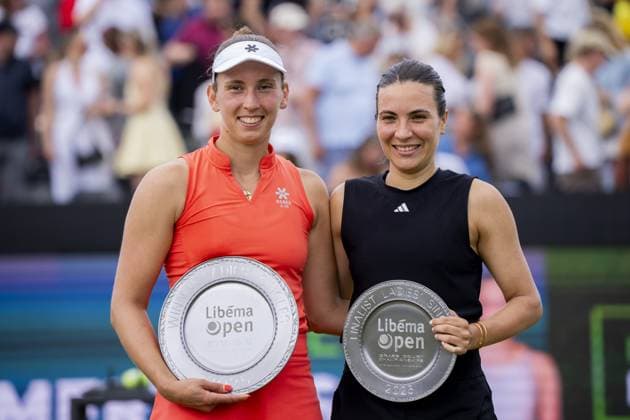 DEN BOSCH - Winner Elise Mertens (BEL) and runner-up Elena-Gabriela Ruse (ROU) show their scalesl after the Libema Open tennis tournament. The grass tournament is part of the ATP, Tennis Herren and WTA, Tennis Damen circuit. ANP SANDER KING xVIxANPxSportx xxANPxIVx 529948933 originalFilename: 529948933.jpg