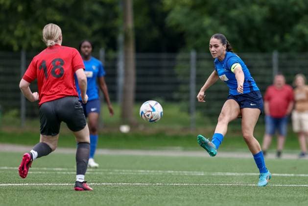 Amira Mobarak SC Victoria Hamburg, 19 on the ball, single image, full body, action, action, game scene, 15 06 2025, Bremen Germany , Soccer, Promotion Round Regionalliga Nord Women, FC Union 60 SC Victoria Hamburg xobx