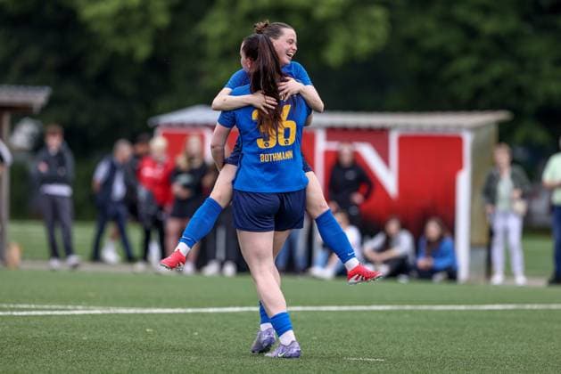 from left goal scorer Jana Bothmann SC Victoria Hamburg, 36 and Celine Witt SC Victoria Hamburg, 9 with goal celebration, jubilation, cheering, optimistic, game scene, highlight, joy about the goal to 0 6, 15 06 2025, Bremen Germany , Soccer, Promotion round Regionalliga Nord Women, FC Union 60 SC Victoria Hamburg xobx