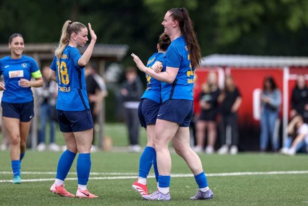 from left Jara Schofeld SC Victoria Hamburg, 18 and goal scorer Jana Bothmann SC Victoria Hamburg, 36 with goal celebration, jubilation, cheering, optimistic, match scene, highlight, joy about the goal to 0 6, 15 06 2025, Bremen Germany , Soccer, Promotion round Regionalliga Nord Women, FC Union 60 SC Victoria Hamburg xobx