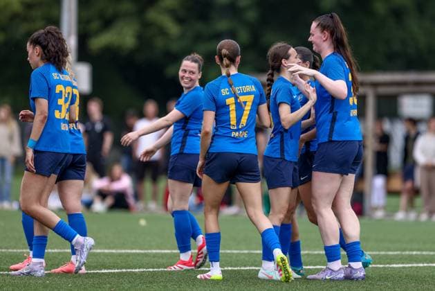 Players of SC Victoria Hamburg with goal celebration, cheering, jubilant, optimistic, game scene, highlight, joy about the goal to 0 6, 15 06 2025, Bremen Germany , Soccer, promotion round Regionalliga Nord Women, FC Union 60 SC Victoria Hamburg xobx