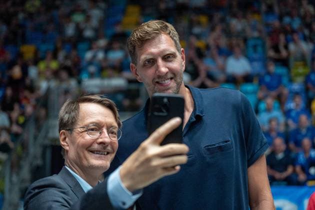 Sport Themen der Woche KW24 Sport Bilder des Tages 15.06.2025, xhfmx, Tischtennis TTBL Finale 2024 25, TTF Liebherr Ochsenhausen - Borussia Düsseldorf v.l. Karl Lauterbach macht mit Dirk Nowitzki ein Selfie. (DFL DFB REGULATIONS PROHIBIT ANY USE OF PHOTOGRAPHS as IMAGE SEQUENCES and or QUASI-VIDEO) Frankfurt am Main *** 15 06 2025, xhfmx, Tischtennis TTBL Finale 2024 25, TTF Liebherr Ochsenhausen Borussia Düsseldorf v l Karl Lauterbach takes a selfie with Dirk Nowitzki DFL DFB REGULATIONS PROHIBIT ANY USE OF PHOTOGRAPHS as IMAGE SEQUENCES and or QUASI VIDEO Frankfurt am Main