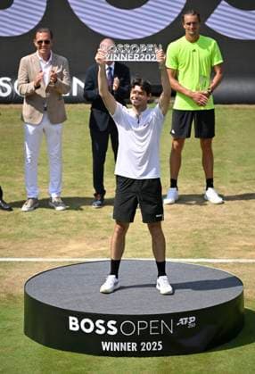 after the end of the match award ceremony Taylor Fritz USA with trophy behind Alexander Zverev GER right Daniel Grieder CEO Chief Executive Officer and Member of the Managing Board of HUGO BOSS AG left Tennis Men BOSS Open ATP 250 Stuttgart 2025 Weissenhof BOSS Open ATP 250 Stuttgart 2025