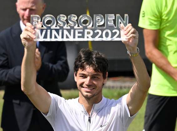 Sport Themen der Woche KW24 Sport Bilder des Tages nach Spielende: Ehrung Siegerehrung Taylor Fritz (USA) mit Trophaee Tennis Herren BOSS Open ATP, Tennis Herren 250 Stuttgart 2025 Weissenhof BOSS Open ATP 250 Stuttgart 2025 *** after the end of the match award ceremony Taylor Fritz USA with Trophaee Tennis Men BOSS Open ATP 250 Stuttgart 2025 Weissenhof BOSS Open ATP 250 Stuttgart 2025