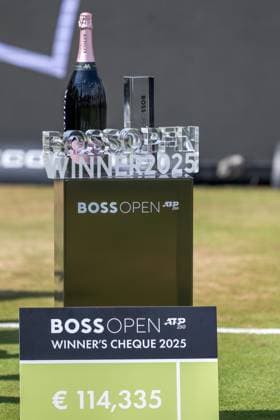 Die Pokale, der Champagner und der Siegerscheck. xettx, Deutschland, Stuttgart, 15.06.2025, Tennis, Boss Open, 2025, Finale, A. Zverev (GER) - T. Fritz (USA), TC Weissenhof, Center Court
