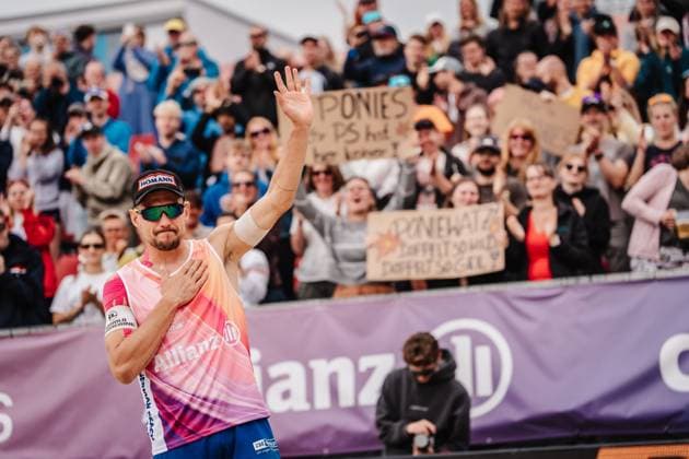Beach volleyball men Allianz German Beach Tour 2025 Tourstop Bremen 15 06 2025 Bennet Poniewaz enters the arena for the last time Bremen Waterfront Bremen Germany
