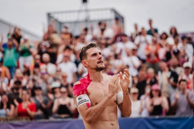 Beach volleyball men Allianz German Beach Tour 2025 Tourstop Bremen 15 06 2025 Career end of Bennet Poniewaz after the game Emotions Bremen Waterfront Bremen Germany