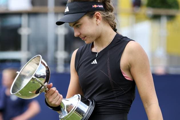 Ilkley Tennis Club, England, June 15th 2025: Iva Jovic with the WTA, Tennis Damen 125 Lexus Ilkley Open Trophy at Ilkley Tennis Club in Ilkley, England on June 15th 2025. (Sean Chandler SPP) Copyright: xSeanxChandlerx xSPPx spp-en-SeChSp-WTA 125 Lexus Ilkley Open - Rebecca Marino v Iva Jovic Final - Ilkley Tennis Club-3129