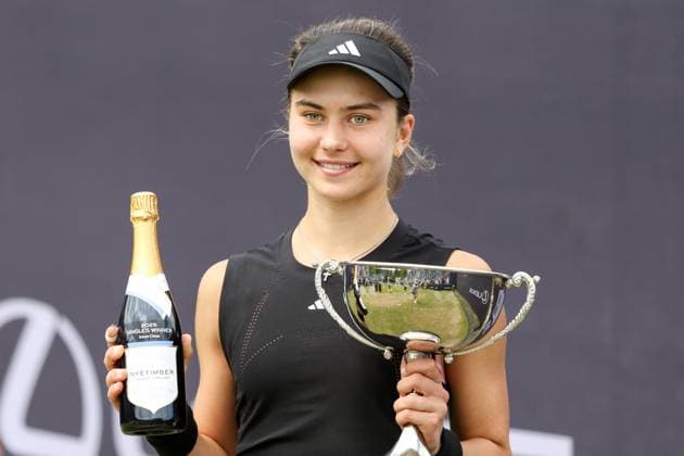 Ilkley Tennis Club, England, June 15th 2025: Iva Jovic with the WTA, Tennis Damen 125 Lexus Ilkley Open Trophy after beating Rebecca Marino at Ilkley Tennis Club in Ilkley, England on June 15th 2025. (Sean Chandler SPP) Copyright: xSeanxChandlerx xSPPx spp-en-SeChSp-WTA 125 Lexus Ilkley Open - Rebecca Marino v Iva Jovic Final - Ilkley Tennis Club-3154