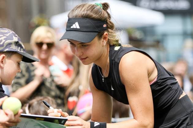 Ilkley Tennis Club, England, June 15th 2025: Iva Jovic signing autographs after the WTA, Tennis Damen 125 Lexus Ilkley Open final match against Rebecca Marino at Ilkley Tennis Club in Ilkley, England on June 15th 2025. (Sean Chandler SPP) Copyright: xSeanxChandlerx xSPPx spp-en-SeChSp-WTA 125 Lexus Ilkley Open - Rebecca Marino v Iva Jovic Final - Ilkley Tennis Club-3199
