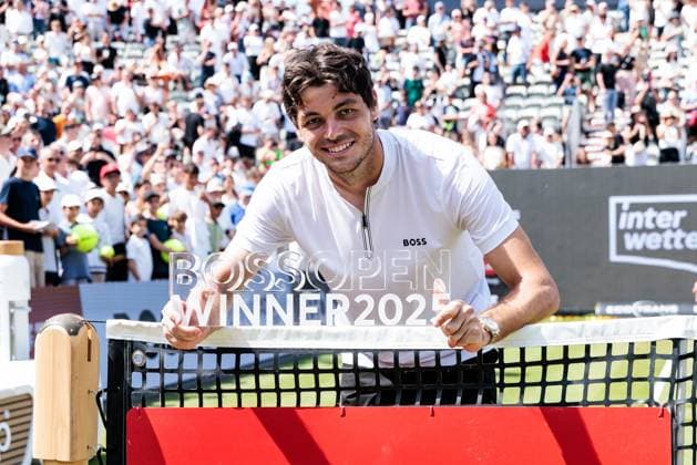 BOSS OPEN ATP250 15 06 2025 Winner of the BOSS OPEN 2025 Taylor Fritz USA with trophy at the net BOSS OPEN ATP250 Stuttgart, Tennisclub Weissenhof on 15 06 2025 Copyright: xBEAUTIFULxSPORTS Wunderlx