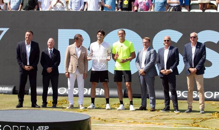 15 06 25 Tennis BOSS Open Stuttgart Weissenhof 2025 Germany, Stuttgart, 15 06 2025, Tennis, BOSS Open Stuttgart Weissenhof 2025 f l Taylor Fritz winner, winner with trophy, Alexander Zverev