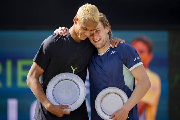 DEN BOSCH - Winner Gabriel Diallo (CAN) and runner-up Zizou Bergs (BEL) show their scales after the final of the Libema Open tennis tournament. The grass tournament is part of the ATP, Tennis Herren and WTA, Tennis Damen circuit. ANP SANDER KING xVIxANPxSportx xxANPxIVx 529956448 originalFilename: 529956448.jpg