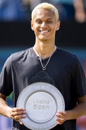 DEN BOSCH - Gabriel Diallo (CAN) shows the scale after winning the final of the Libema Open tennis tournament. The grass tournament is part of the ATP, Tennis Herren and WTA, Tennis Damen circuit. ANP SANDER KING xVIxANPxSportx xxANPxIVx 529956696 originalFilename: 529956696.jpg