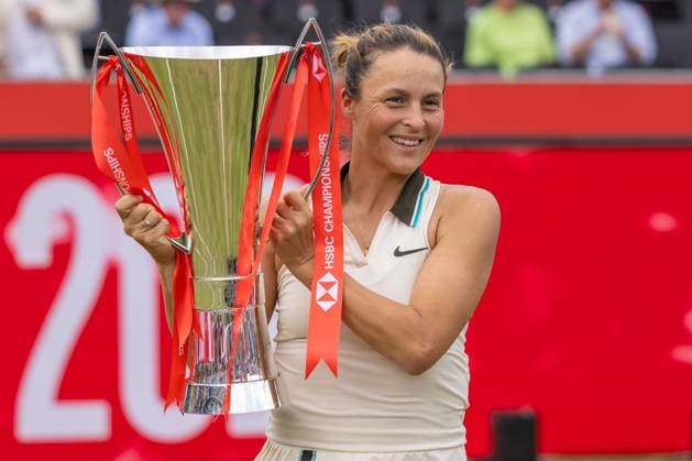Tennis - 2025 WTA, Tennis Damen HSBC Championships - Women s Final -- Amanda Anisimova (USA) vs Tatjana Maria (GER) - The Queens Club - Sunday 15th June 2025. Tatjana Maria (GER) poses with the Womens single trophy after winning at the Queens Club Colorsport Daniel Bearham  csp_ten_quW_db_15062025_