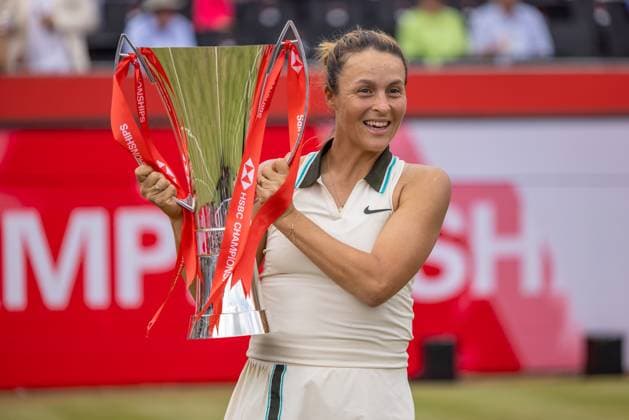 Tennis - 2025 WTA, Tennis Damen HSBC Championships - Women s Final -- Amanda Anisimova (USA) vs Tatjana Maria (GER) - The Queens Club - Sunday 15th June 2025. Tatjana Maria (GER) poses with the Womens single trophy after winning at the Queens Club Colorsport Daniel Bearham  csp_ten_quW_db_15062025_