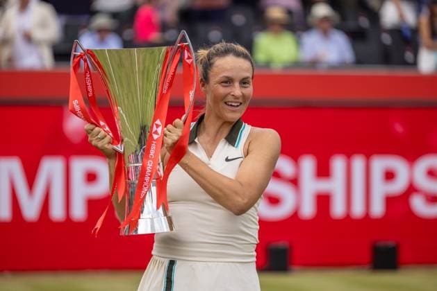 Tennis - 2025 WTA, Tennis Damen HSBC Championships - Women s Final -- Amanda Anisimova (USA) vs Tatjana Maria (GER) - The Queens Club - Sunday 15th June 2025. Tatjana Maria (GER) poses with the Womens single trophy after winning at the Queens Club Colorsport Daniel Bearham  csp_ten_quW_db_15062025_