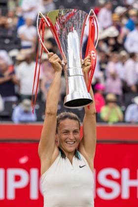 Tennis - 2025 WTA, Tennis Damen HSBC Championships - Women s Final -- Amanda Anisimova (USA) vs Tatjana Maria (GER) - The Queens Club - Sunday 15th June 2025. Tatjana Maria (GER) poses with the Womens single trophy after winning at the Queens Club Colorsport Daniel Bearham  csp_ten_quW_db_15062025_