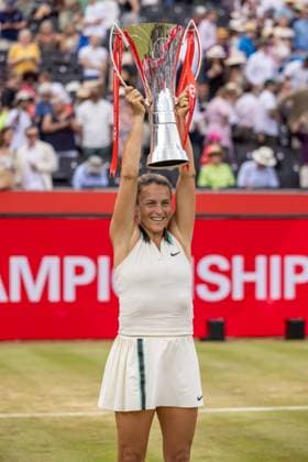 Tennis - 2025 WTA, Tennis Damen HSBC Championships - Women s Final -- Amanda Anisimova (USA) vs Tatjana Maria (GER) - The Queens Club - Sunday 15th June 2025. Tatjana Maria (GER) poses with the Womens single trophy after winning at the Queens Club Colorsport Daniel Bearham  csp_ten_quW_db_15062025_