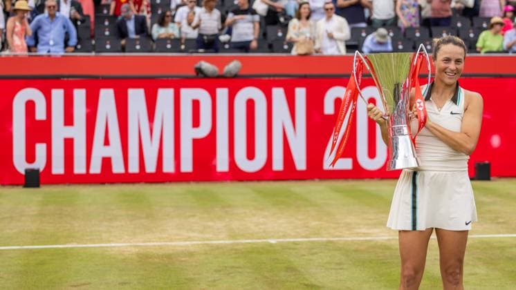 Tennis - 2025 WTA, Tennis Damen HSBC Championships - Women s Final -- Amanda Anisimova (USA) vs Tatjana Maria (GER) - The Queens Club - Sunday 15th June 2025. Tatjana Maria (GER) poses with the Womens single trophy after winning at the Queens Club Colorsport Daniel Bearham  csp_ten_quW_db_15062025_