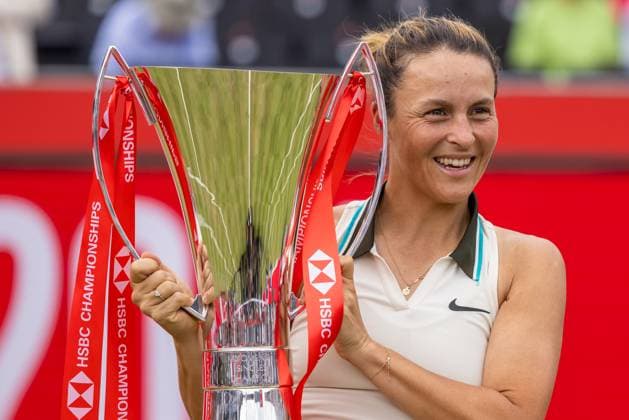 Tennis - 2025 WTA, Tennis Damen HSBC Championships - Women s Final -- Amanda Anisimova (USA) vs Tatjana Maria (GER) - The Queens Club - Sunday 15th June 2025. Tatjana Maria (GER) poses with the Womens single trophy after winning at the Queens Club Colorsport Daniel Bearham  csp_ten_quW_db_15062025_