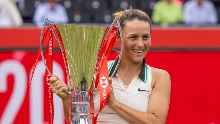 Tennis - 2025 WTA, Tennis Damen HSBC Championships - Women s Final -- Amanda Anisimova (USA) vs Tatjana Maria (GER) - The Queens Club - Sunday 15th June 2025. Tatjana Maria (GER) poses with the Womens single trophy after winning at the Queens Club Colorsport Daniel Bearham  csp_ten_quW_db_15062025_