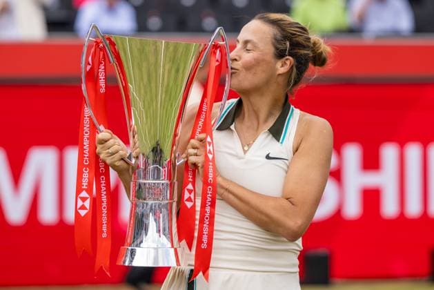 Tennis - 2025 WTA, Tennis Damen HSBC Championships - Women s Final -- Amanda Anisimova (USA) vs Tatjana Maria (GER) - The Queens Club - Sunday 15th June 2025. Tatjana Maria (GER) kisses her Womens single trophy after winning at the Queens Club Colorsport Daniel Bearham  csp_ten_quW_db_15062025_