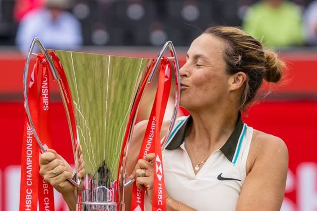 Tennis - 2025 WTA, Tennis Damen HSBC Championships - Women s Final -- Amanda Anisimova (USA) vs Tatjana Maria (GER) - The Queens Club - Sunday 15th June 2025. Tatjana Maria (GER) kisses her Womens single trophy after winning at the Queens Club Colorsport Daniel Bearham  csp_ten_quW_db_15062025_