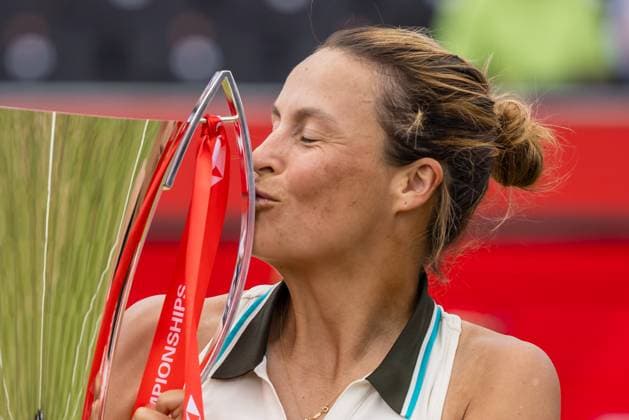 Tennis - 2025 WTA, Tennis Damen HSBC Championships - Women s Final -- Amanda Anisimova (USA) vs Tatjana Maria (GER) - The Queens Club - Sunday 15th June 2025. Tatjana Maria (GER) kisses her Womens single trophy after winning at the Queens Club Colorsport Daniel Bearham  csp_ten_quW_db_15062025_