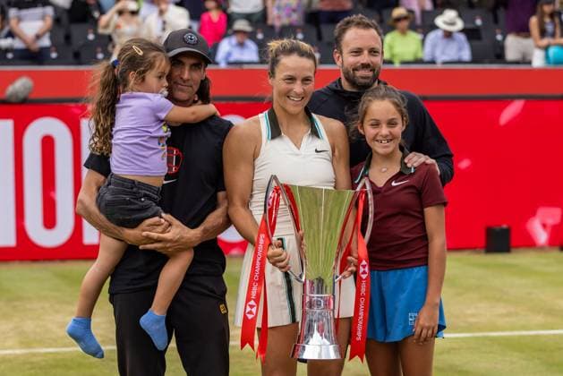 Tennis - 2025 WTA, Tennis Damen HSBC Championships - Women s Final -- Amanda Anisimova (USA) vs Tatjana Maria (GER) - The Queens Club - Sunday 15th June 2025. Tatjana Maria (GER) poses with her family and trainer after her win at the Queens club Colorsport Daniel Bearham  csp_ten_quW_db_15062025_