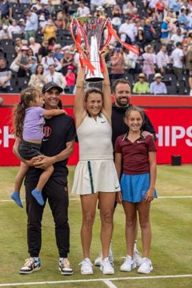 Tennis - 2025 WTA, Tennis Damen HSBC Championships - Women s Final -- Amanda Anisimova (USA) vs Tatjana Maria (GER) - The Queens Club - Sunday 15th June 2025. Tatjana Maria (GER) poses with her family and trainer after her win at the Queens club Colorsport Daniel Bearham  csp_ten_quW_db_15062025_