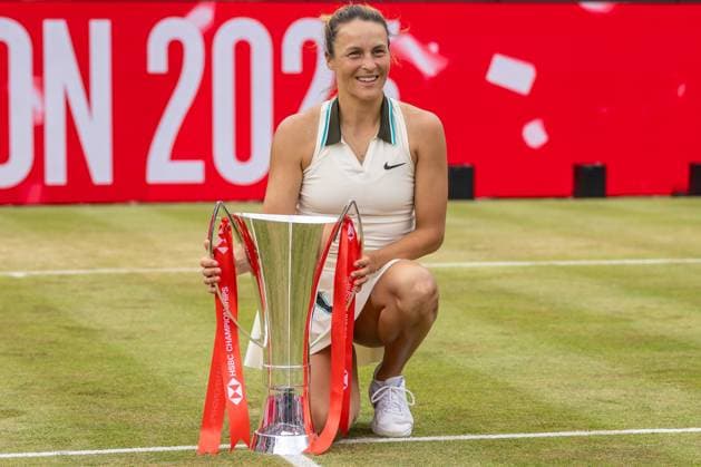 Tennis - 2025 WTA, Tennis Damen HSBC Championships - Women s Final -- Amanda Anisimova (USA) vs Tatjana Maria (GER) - The Queens Club - Sunday 15th June 2025. Tatjana Maria (GER) poses with the Womens single trophy after winning at the Queens Club Colorsport Daniel Bearham  csp_ten_quW_db_15062025_