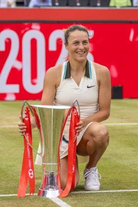 Tennis - 2025 WTA, Tennis Damen HSBC Championships - Women s Final -- Amanda Anisimova (USA) vs Tatjana Maria (GER) - The Queens Club - Sunday 15th June 2025. Tatjana Maria (GER) poses with the Womens single trophy after winning at the Queens Club Colorsport Daniel Bearham  csp_ten_quW_db_15062025_