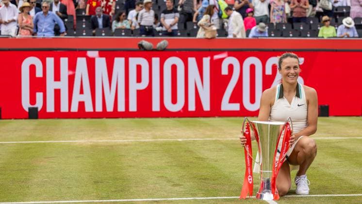 Tennis - 2025 WTA, Tennis Damen HSBC Championships - Women s Final -- Amanda Anisimova (USA) vs Tatjana Maria (GER) - The Queens Club - Sunday 15th June 2025. Tatjana Maria (GER) poses with the Womens single trophy after winning at the Queens Club Colorsport Daniel Bearham  csp_ten_quW_db_15062025_