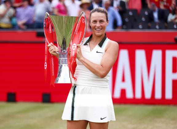 HSBC Tennis Championships, Ladies Finals Queens Club, London, UK - 15 Jun 2025 Tatjana Maria (GER) celebrates with the HSBC Championship Trophy and her first WTA, Tennis Damen 500 title after defeating Amanda Anisimova (USA) in straight sets at the Queens Club London Queens Club London GBR, UK NEWSPAPERS OUT Copyright: xMarkxGreenwoodx