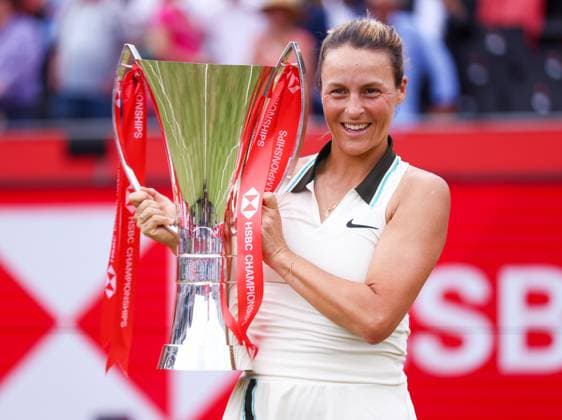 HSBC Tennis Championships, Ladies Finals Queens Club, London, UK - 15 Jun 2025 Tatjana Maria (GER) celebrates with the HSBC Championship Trophy and her first WTA, Tennis Damen 500 title after defeating Amanda Anisimova (USA) in straight sets at the Queens Club London Queens Club London GBR, UK NEWSPAPERS OUT Copyright: xMarkxGreenwoodx