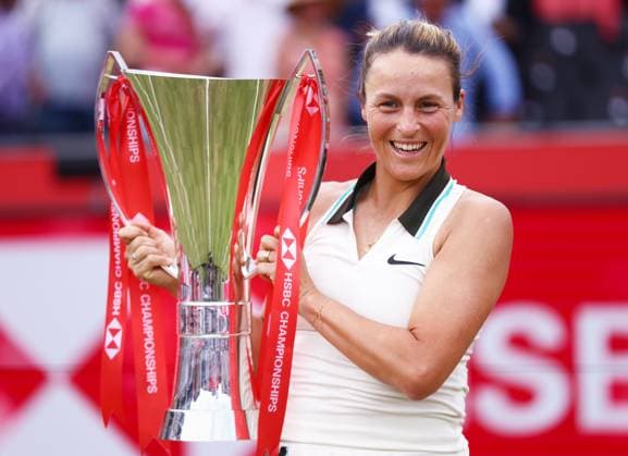 Bilder des Jahres 2025, Sport 06 Juni Sport Themen der Woche KW24 Sport Bilder des Tages HSBC Tennis Championships, Ladies Finals Queens Club, London, UK - 15 Jun 2025 Tatjana Maria (GER) celebrates with the HSBC Championship Trophy and her first WTA, Tennis Damen 500 title after defeating Amanda Anisimova (USA) in straight sets at the Queens Club London Queens Club London GBR, UK NEWSPAPERS OUT Copyright: xMarkxGreenwoodx