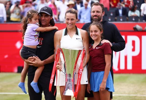 HSBC Tennis Championships, Ladies Finals Queens Club, London, UK - 15 Jun 2025 Tatjana Maria (GER) celebrates with her family after winning the HSBC Championship and her first WTA, Tennis Damen 500 title after defeating Amanda Anisimova (USA) in straight sets at the Queens Club London Queens Club London GBR, UK NEWSPAPERS OUT Copyright: xMarkxGreenwoodx