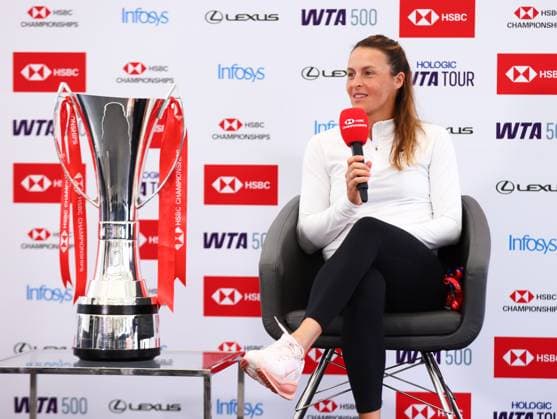 HSBC Tennis Championships, Ladies Finals Queens Club, London, UK - 15 Jun 2025 Tatjana Maria (GER) in her post match press conference, PK, Pressekonferenz with the HSBC Championship Trophy and her first WTA, Tennis Damen 500 title after defeating Amanda Anisimova (USA) in straight sets at the Queens Club London Queens Club London GBR, UK NEWSPAPERS OUT Copyright: xMarkxGreenwoodx